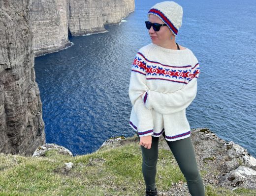 Wyspy Owcze klify fiordy ocean kobieta w małym swetrze