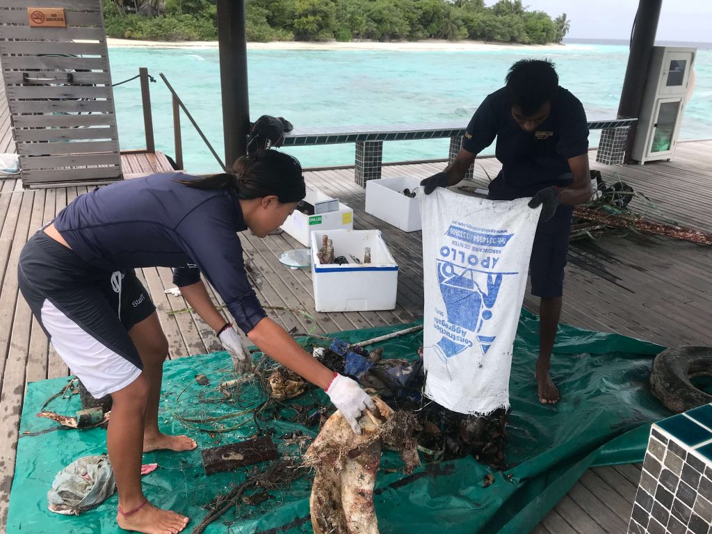 sprzątanie rafy koralowej na Malediwach