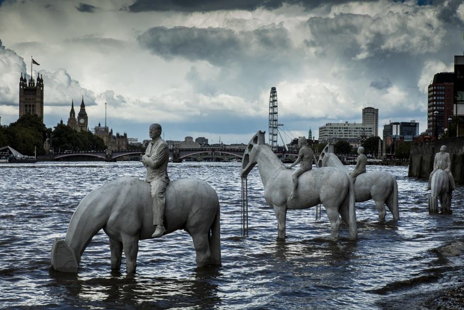 4 jeźdźców na koniach, posągi stoją w Tamizie na tle starego Londynu