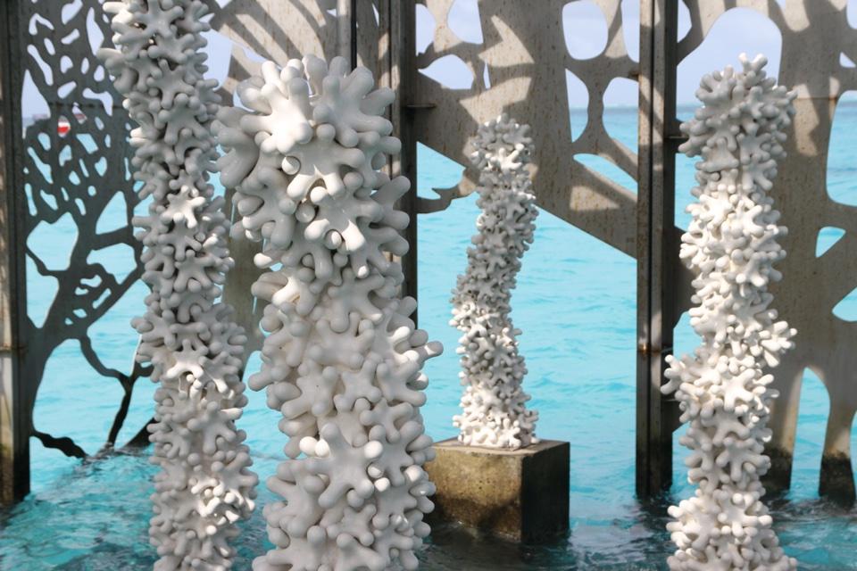 struktura przypominająca rafę koralową obrastającą filary