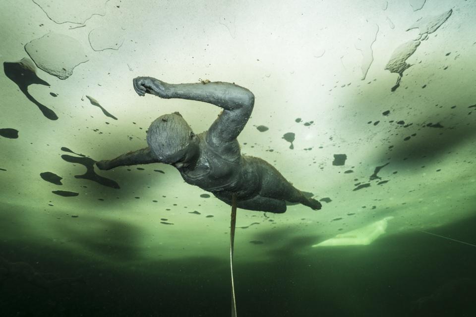 postać unoszącej się na wodzie kobiety, nad nią tafla lodu