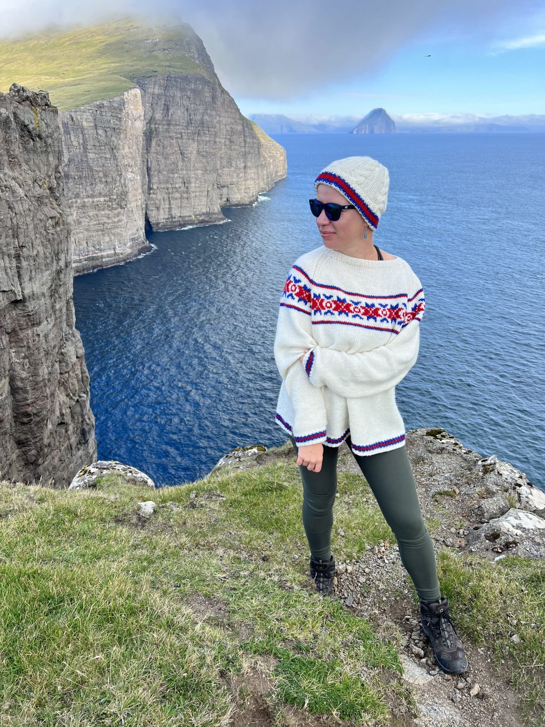 Wyspy Owcze klify fiordy ocean kobieta w małym swetrze