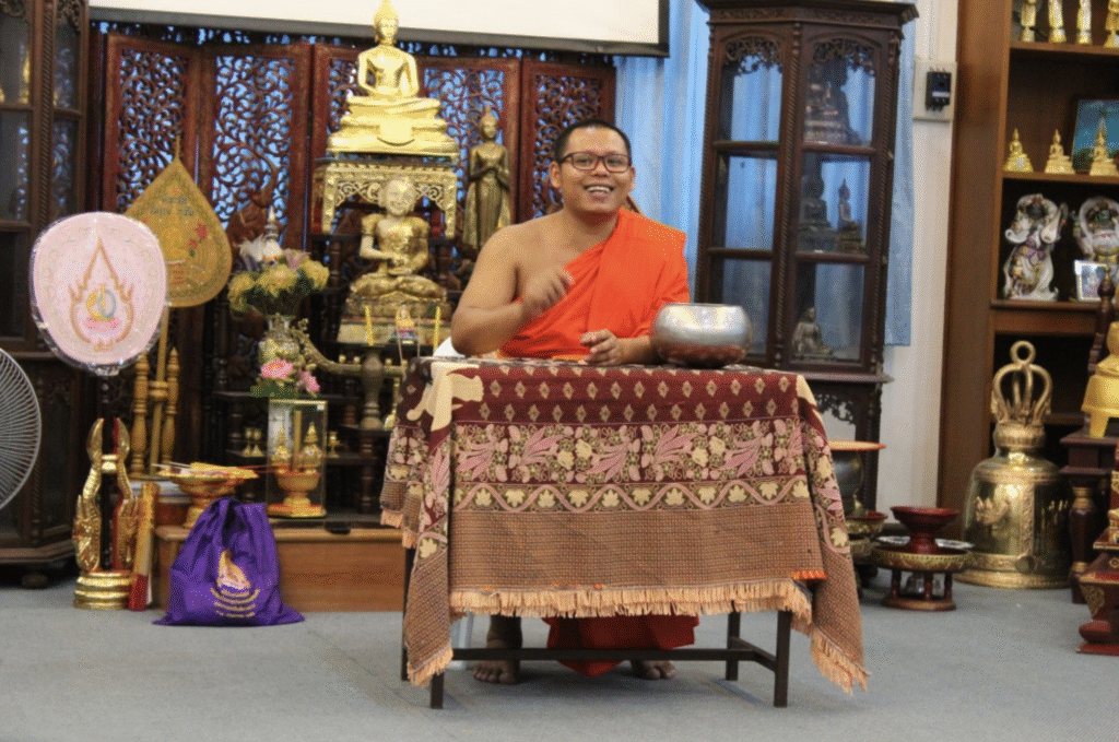 - Co robi mnich w Tajlandii i czy chodzi nago.