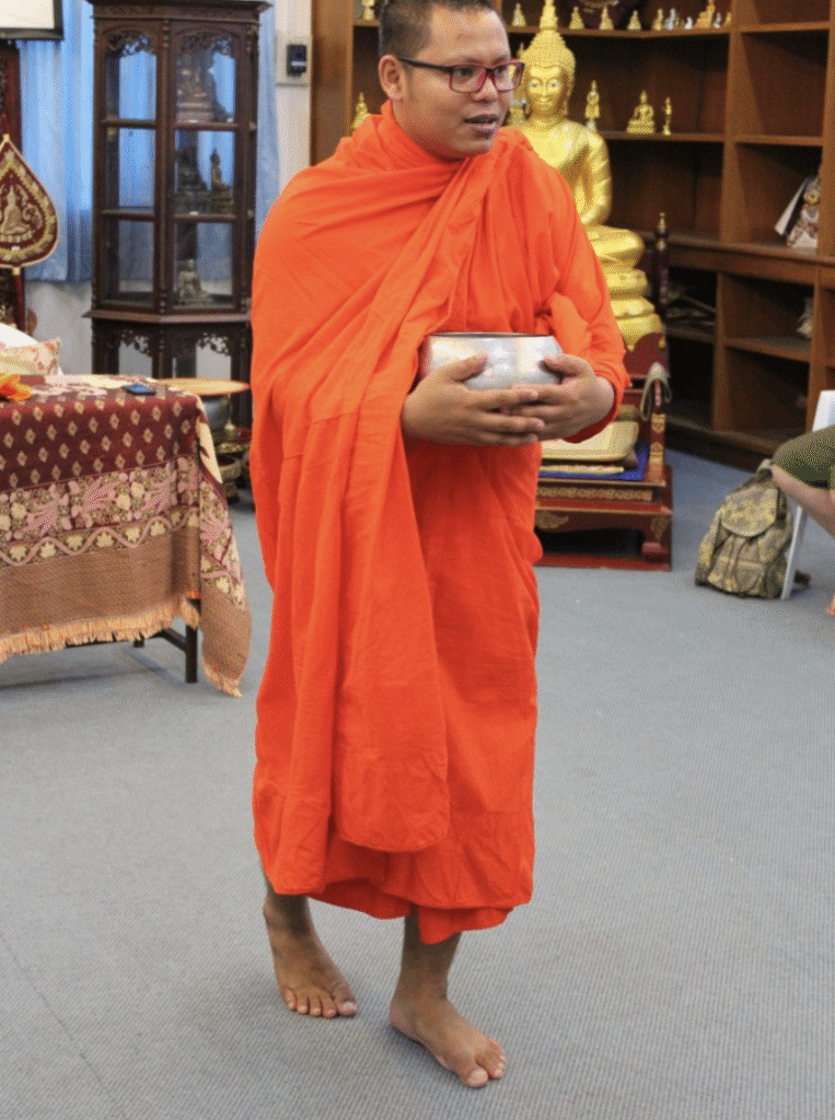 - Co robi mnich w Tajlandii i czy chodzi nago.