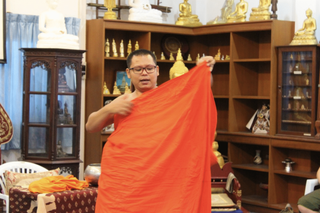 - Co robi mnich w Tajlandii i czy chodzi nago.