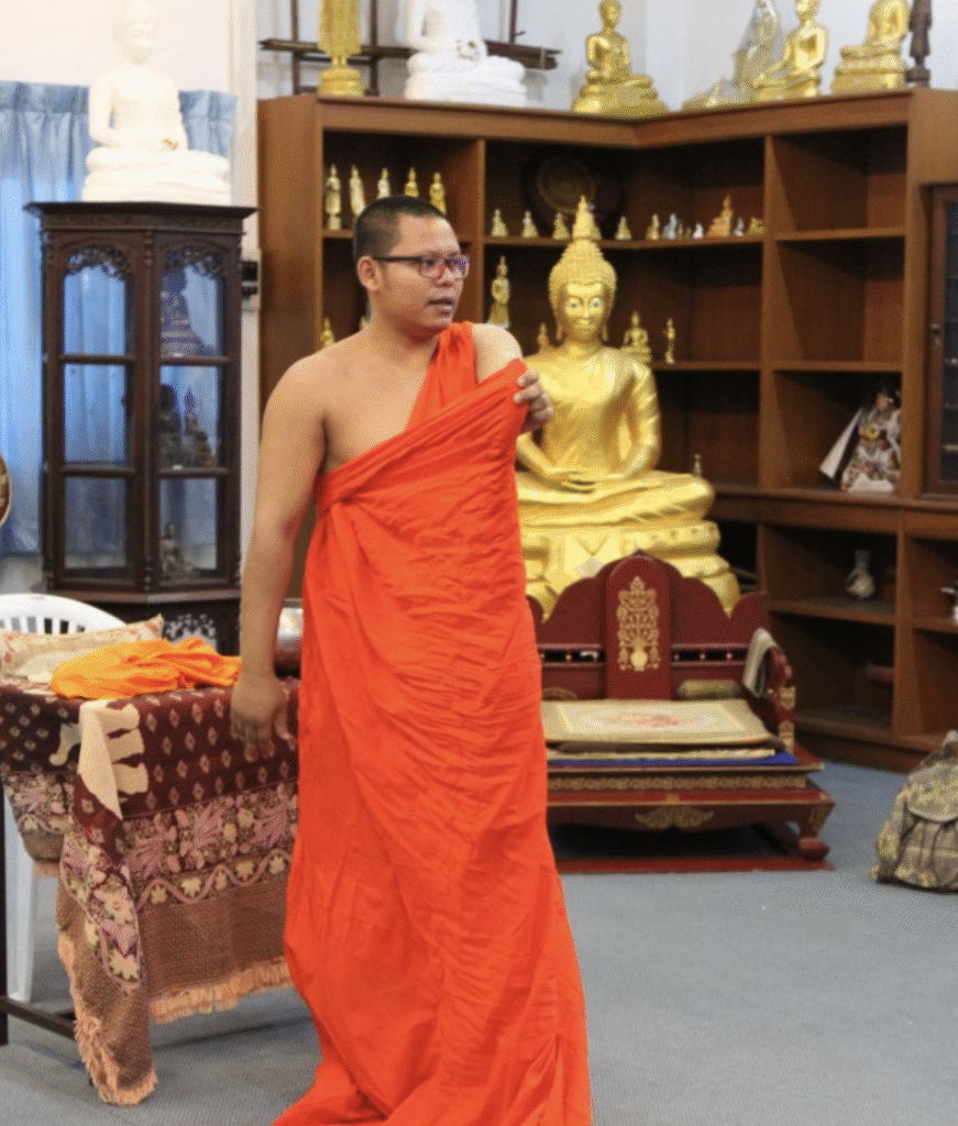 - Co robi mnich w Tajlandii i czy chodzi nago.