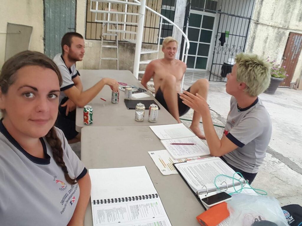 - Jak zacząć karierę jako instruktor nurkowania [post praktyczny]